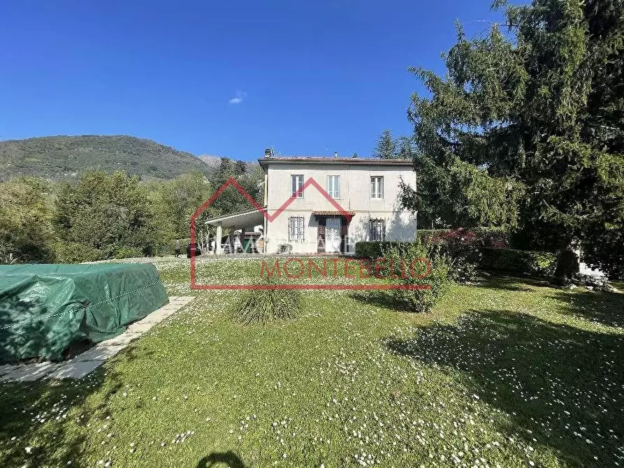 Immagine 2 di Villa in vendita  a Camaiore
