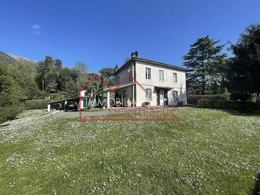 Immagine 3 di Villa in vendita  a Camaiore