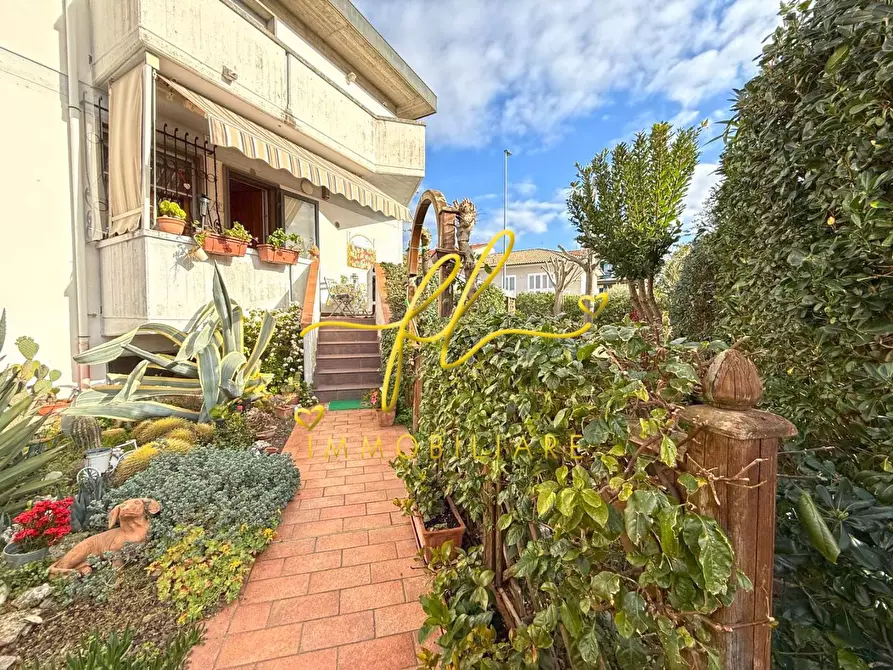 Immagine 3 di Appartamento in vendita  a Cecina