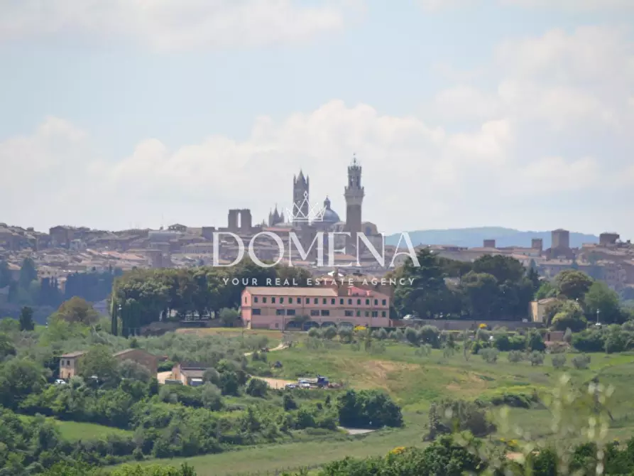 Immagine 1 di Villa in vendita  a Siena