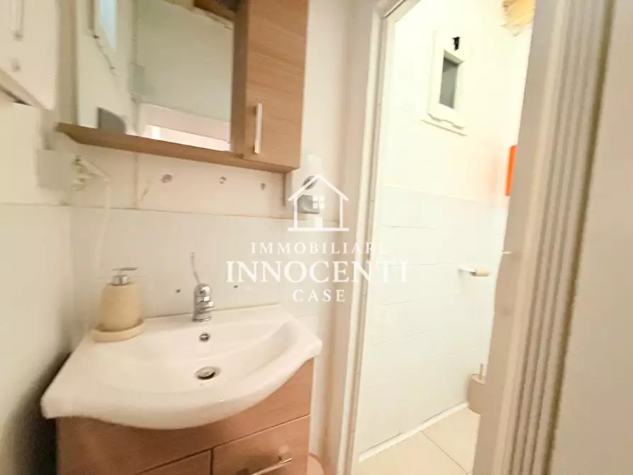 Immagine 7 di Negozio in affitto  a Massa