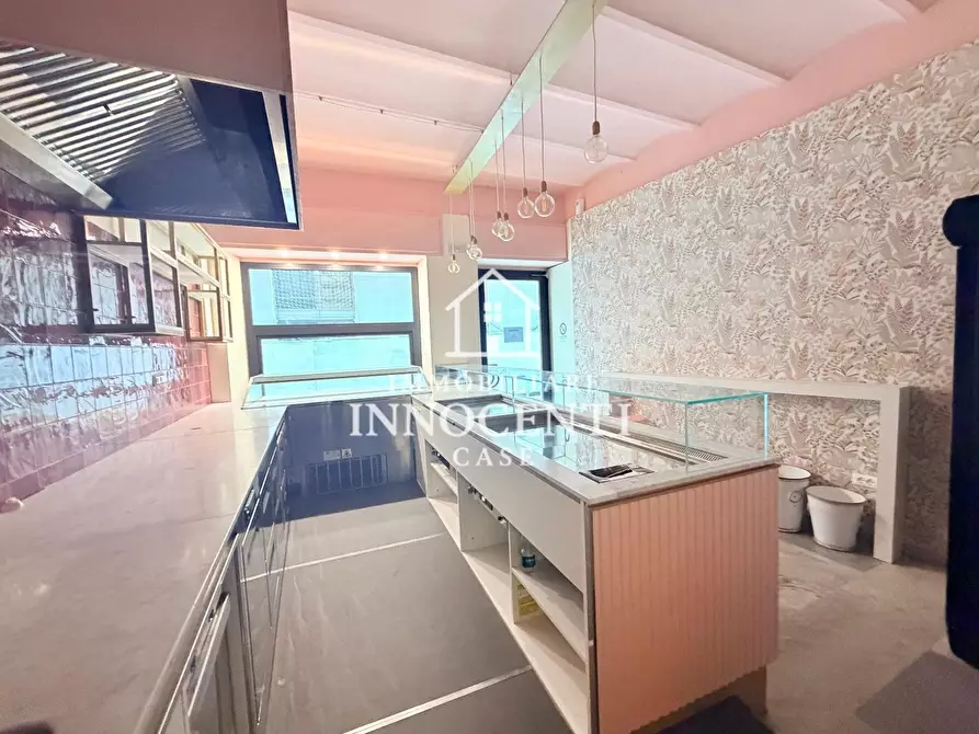 Immagine 3 di Negozio in affitto  a Massa