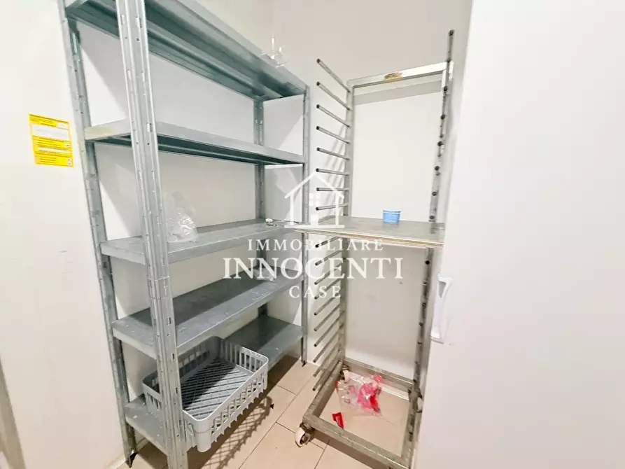 Immagine 5 di Negozio in affitto  a Massa
