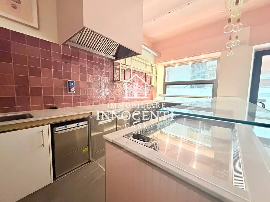 Immagine 2 di Negozio in affitto  a Massa