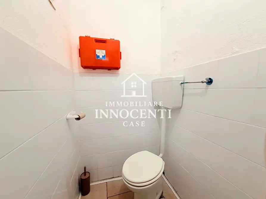 Immagine 8 di Negozio in affitto  a Massa