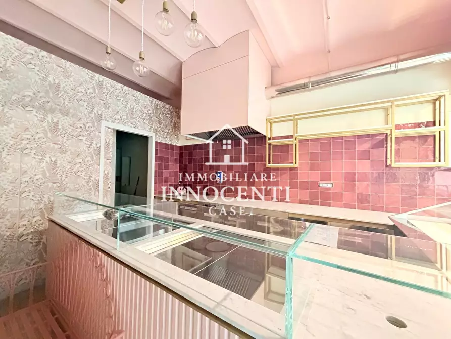 Immagine 1 di Negozio in affitto  a Massa