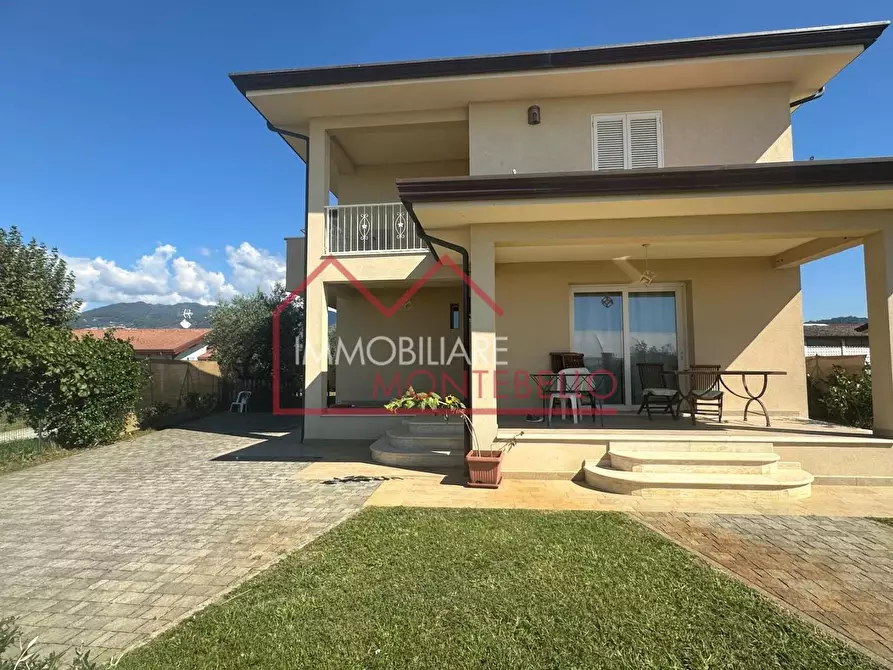 Immagine 10 di Villa in vendita  a Camaiore