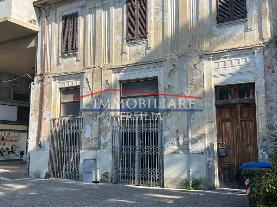 Immagine 4 di Palazzo in vendita  a Massa