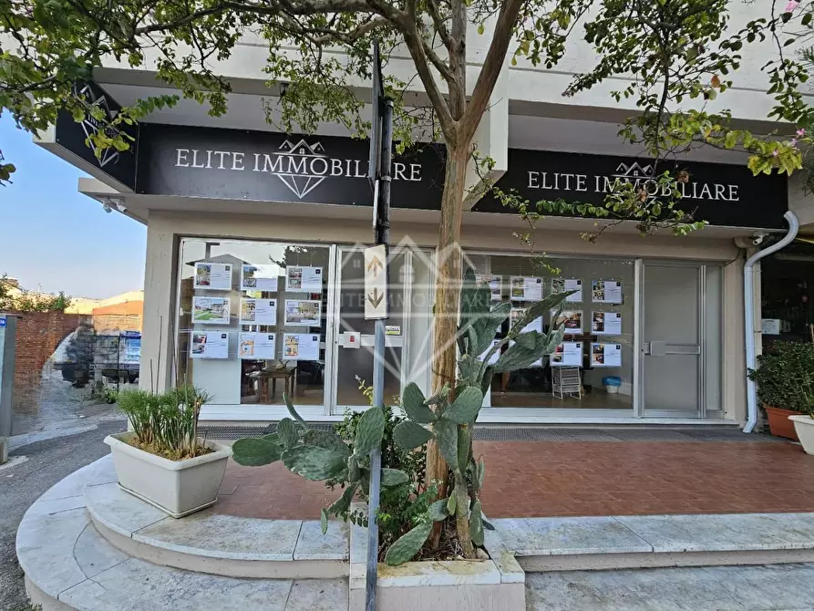 Immagine 8 di Ufficio in vendita  a Carrara