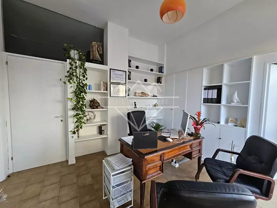 Immagine 6 di Ufficio in vendita  a Carrara