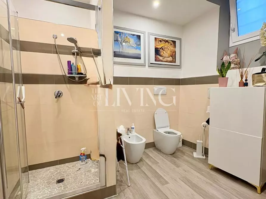 Immagine 12 di Appartamento in vendita  a Lucca