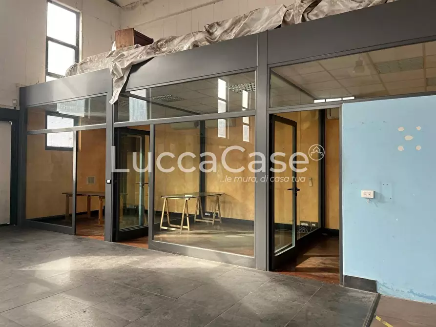 Immagine 2 di Attività artigianale in affitto  a Lucca