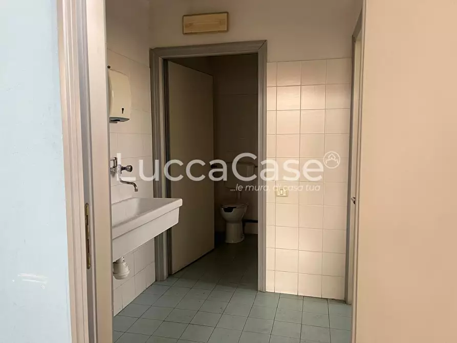 Immagine 12 di Attività artigianale in affitto  a Lucca