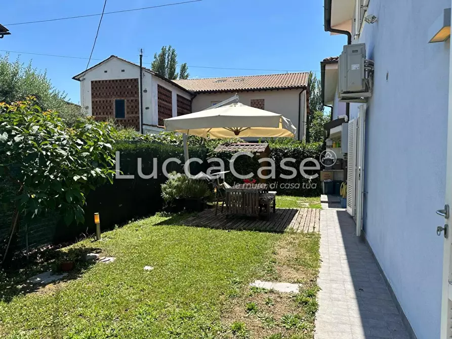 Immagine 25 di Casa bifamiliare in vendita  a Lucca