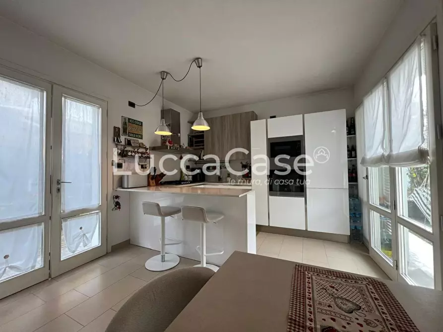 Immagine 1 di Casa bifamiliare in vendita  a Lucca