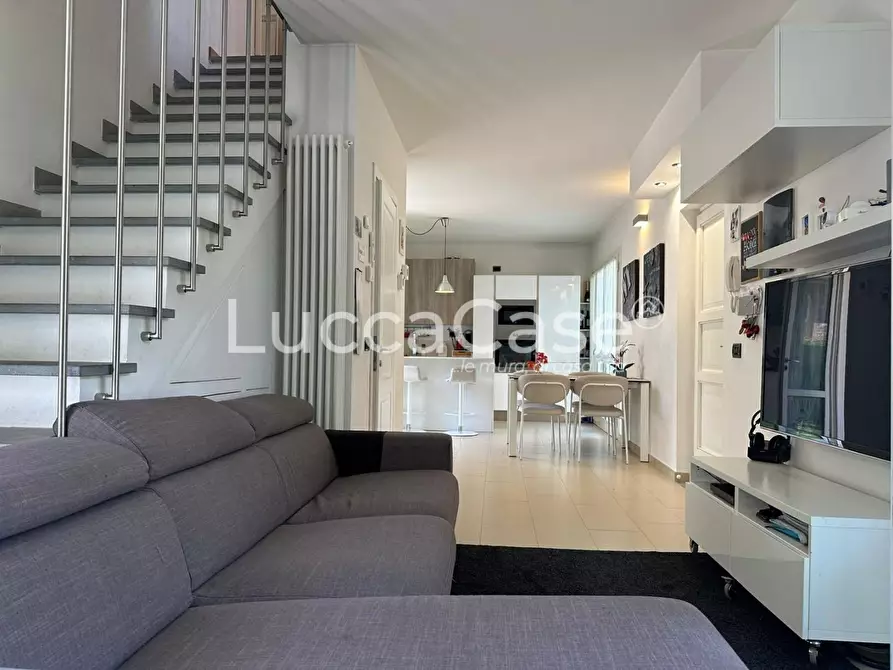 Immagine 9 di Casa bifamiliare in vendita  a Lucca