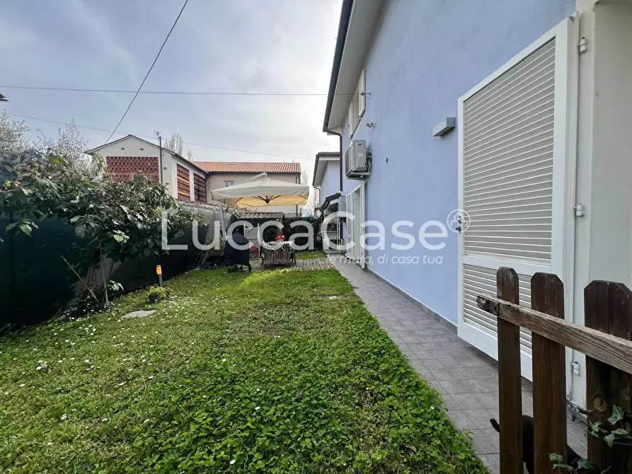 Immagine 28 di Casa bifamiliare in vendita  a Lucca