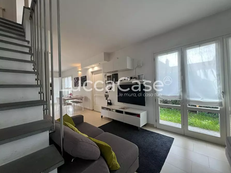 Immagine 9 di Casa bifamiliare in vendita  a Lucca