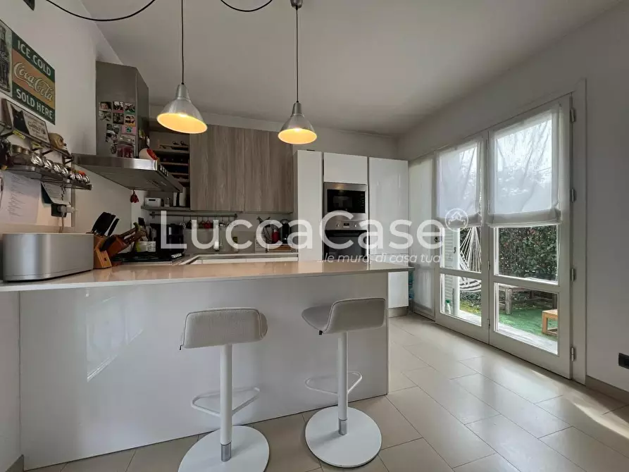 Immagine 2 di Casa bifamiliare in vendita  a Lucca