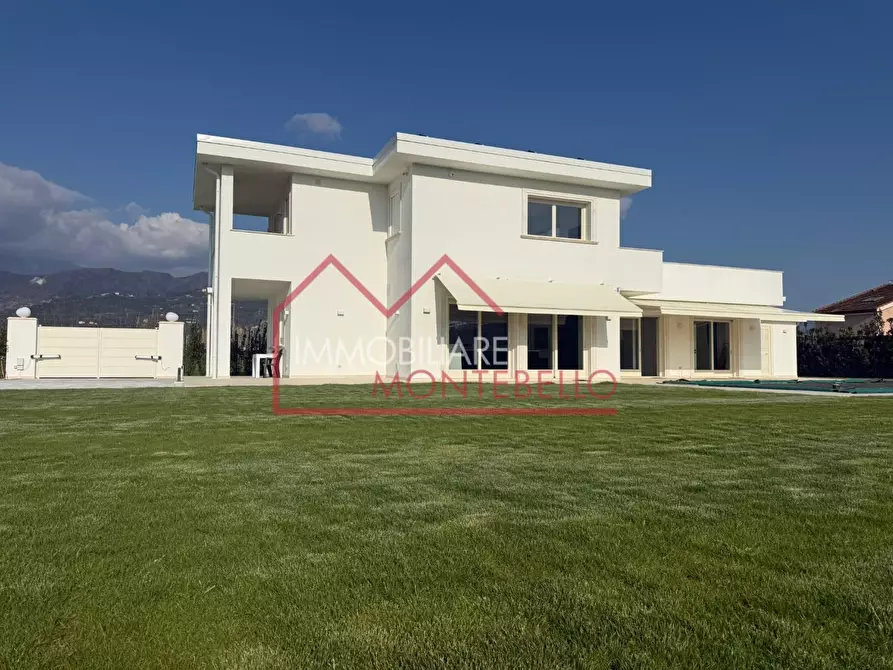 Immagine 12 di Villa in vendita  a Pietrasanta