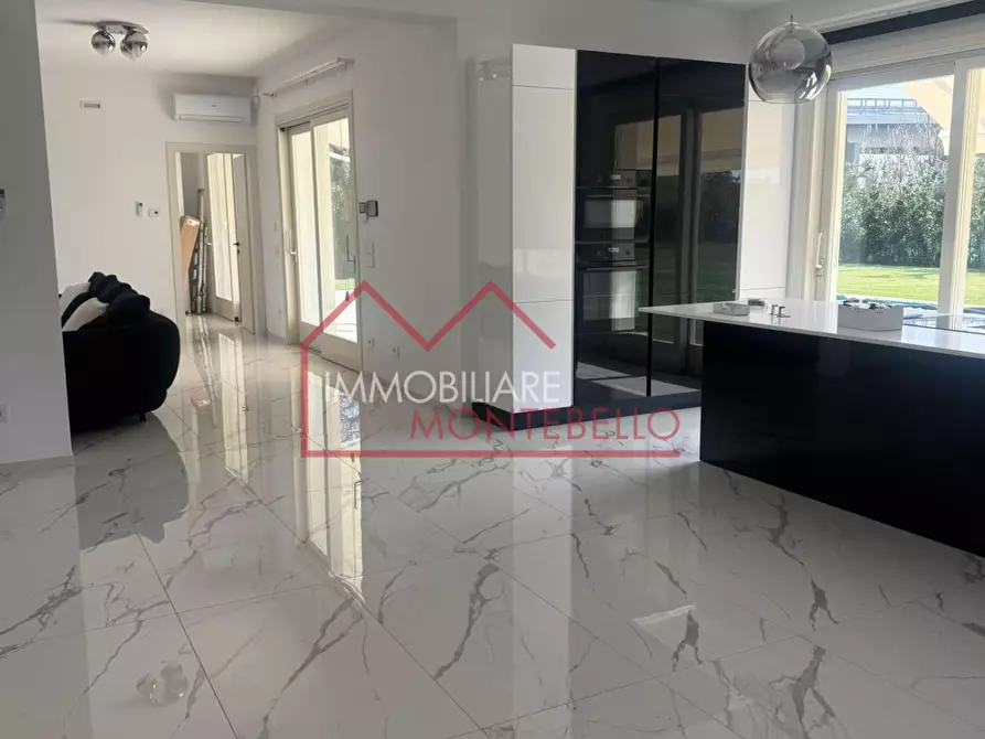 Immagine 37 di Villa in vendita  a Pietrasanta