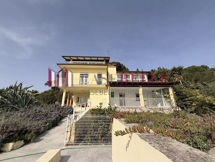 Immagine 105 di Villa in vendita  a Massarosa