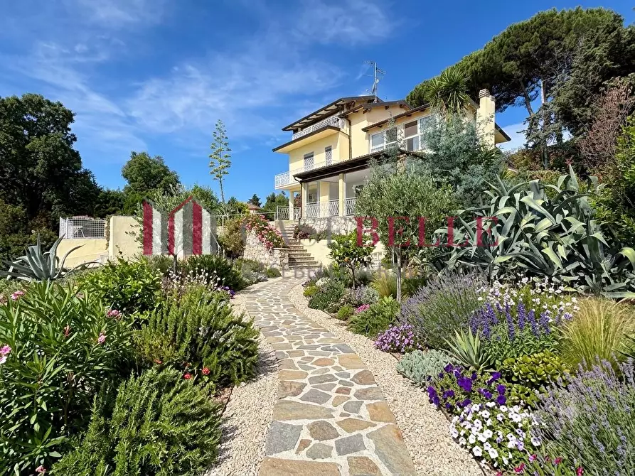 Immagine 114 di Villa in vendita  a Massarosa