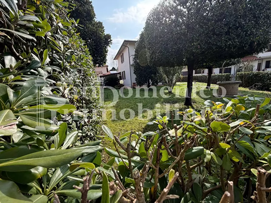 Immagine 5 di Villa in vendita  a Cascina