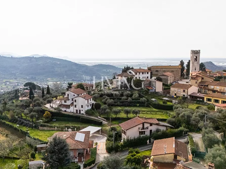 Immagine 1 di Villa in vendita  a Massarosa