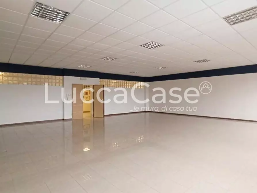 Immagine 4 di Ufficio in affitto  a Lucca