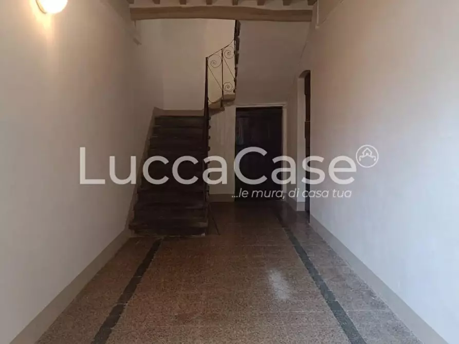 Immagine 11 di Appartamento in vendita  a Lucca