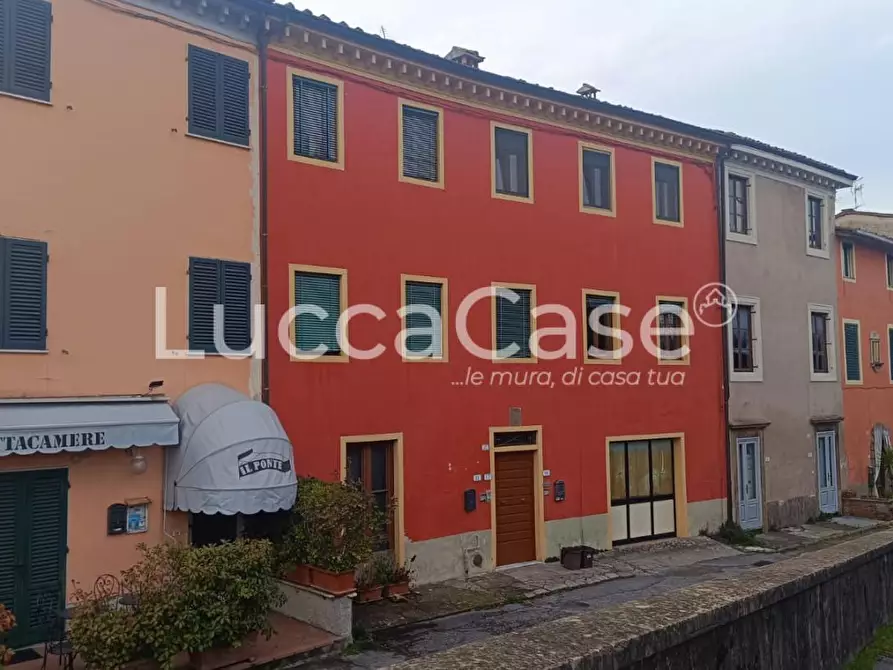 Immagine 11 di Appartamento in vendita  a Lucca