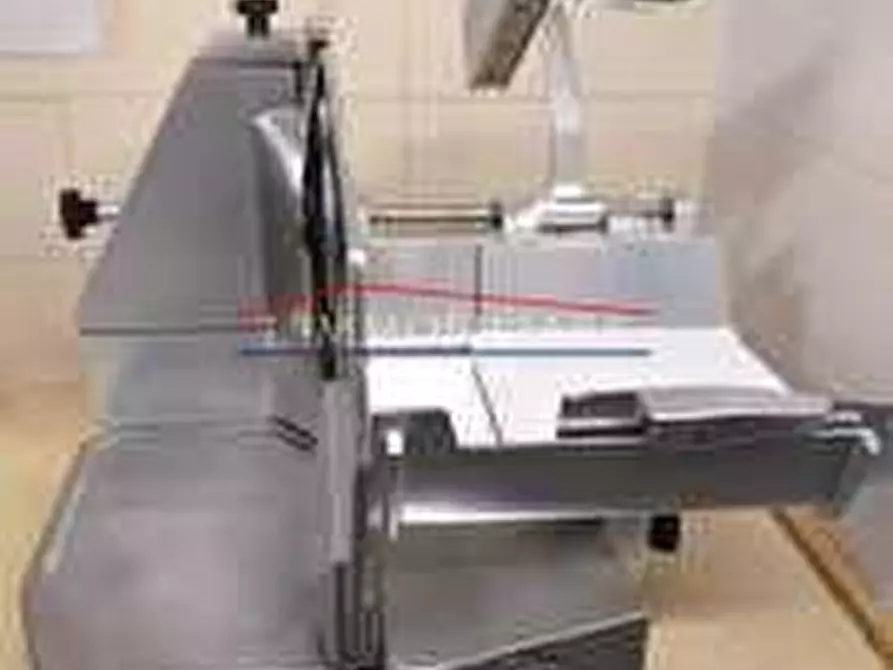 Immagine 6 di Locale commerciale in vendita  a Massa