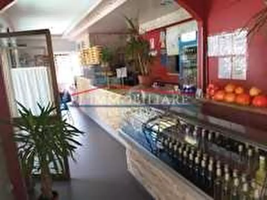 Immagine 1 di Locale commerciale in vendita  a Massa