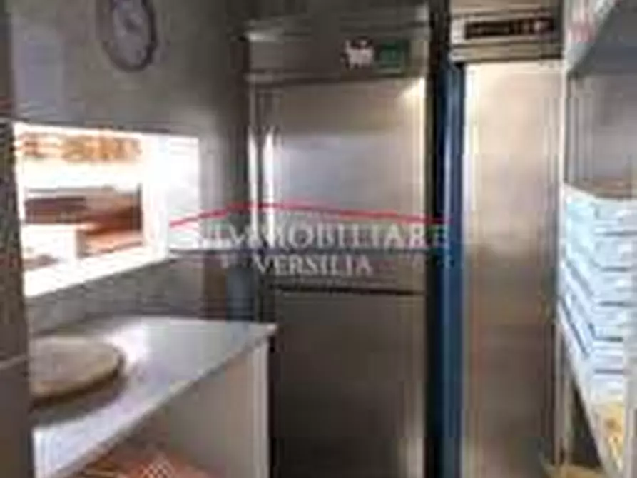 Immagine 5 di Locale commerciale in vendita  a Massa