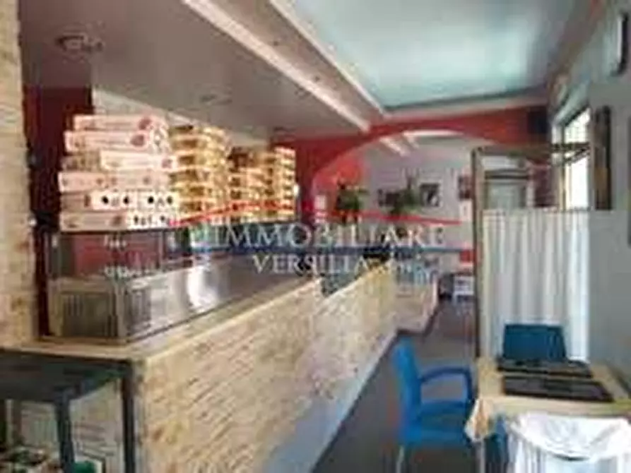 Immagine 2 di Locale commerciale in vendita  a Massa