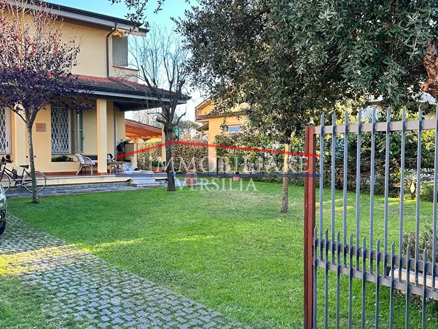 Immagine 2 di Villa in vendita  a Massa