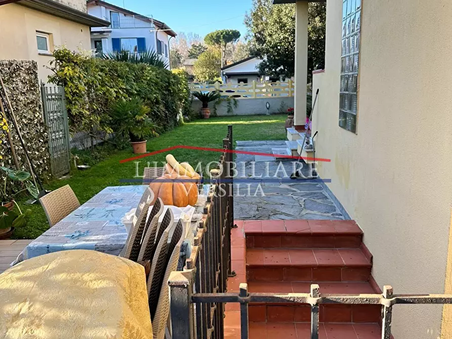 Immagine 27 di Villa in vendita  a Massa