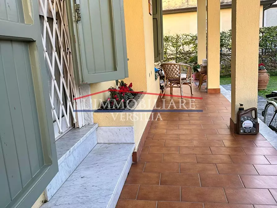 Immagine 5 di Villa in vendita  a Massa