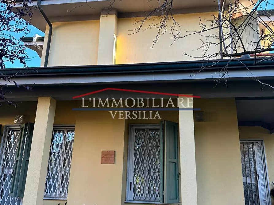 Immagine 3 di Villa in vendita  a Massa