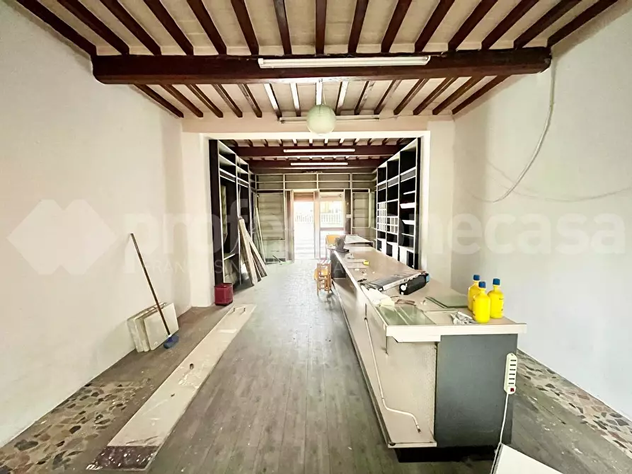 Immagine 10 di Locale commerciale in vendita  a San Giuliano Terme
