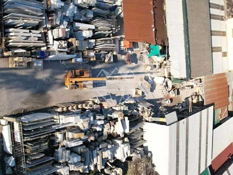 Immagine 2 di Attività artigianale in vendita  a Carrara
