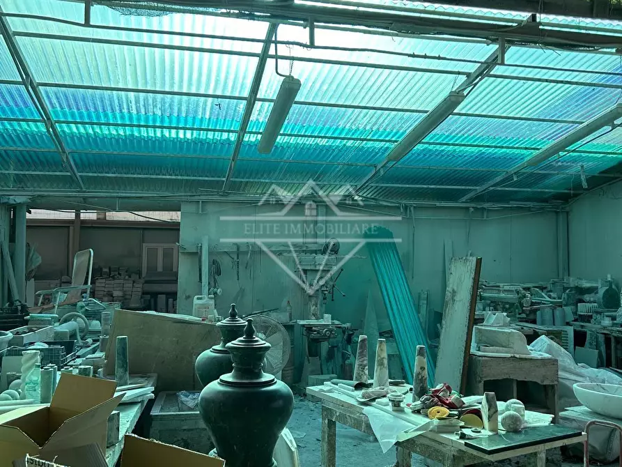 Immagine 15 di Attività artigianale in vendita  a Carrara