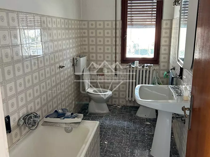 Immagine 10 di Attività artigianale in vendita  a Carrara