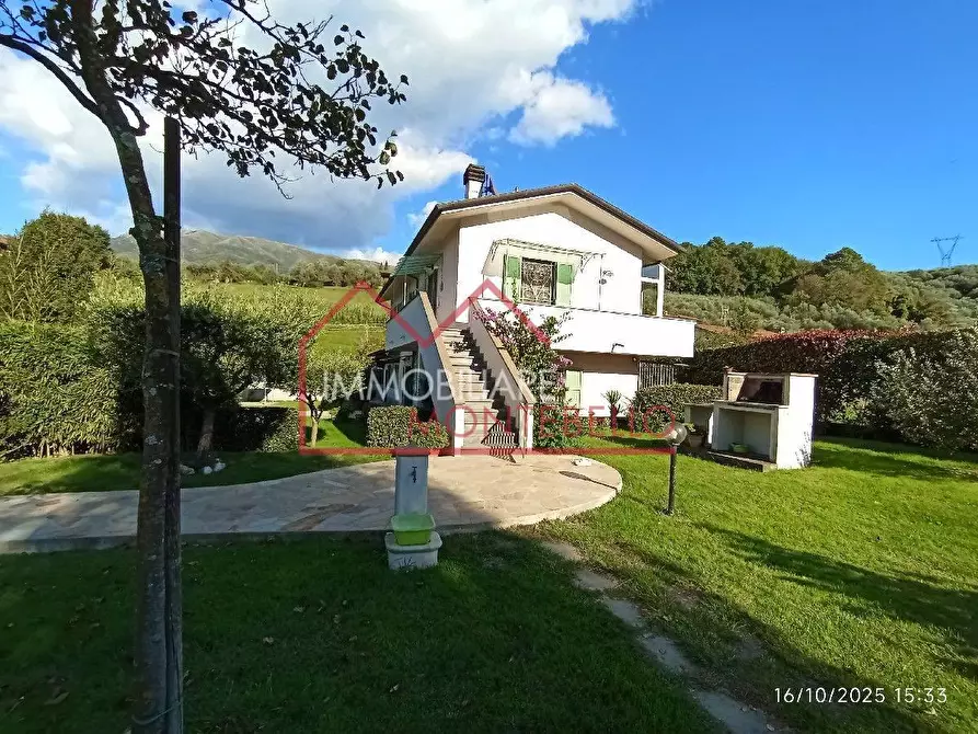Immagine 39 di Villa in vendita  a Camaiore