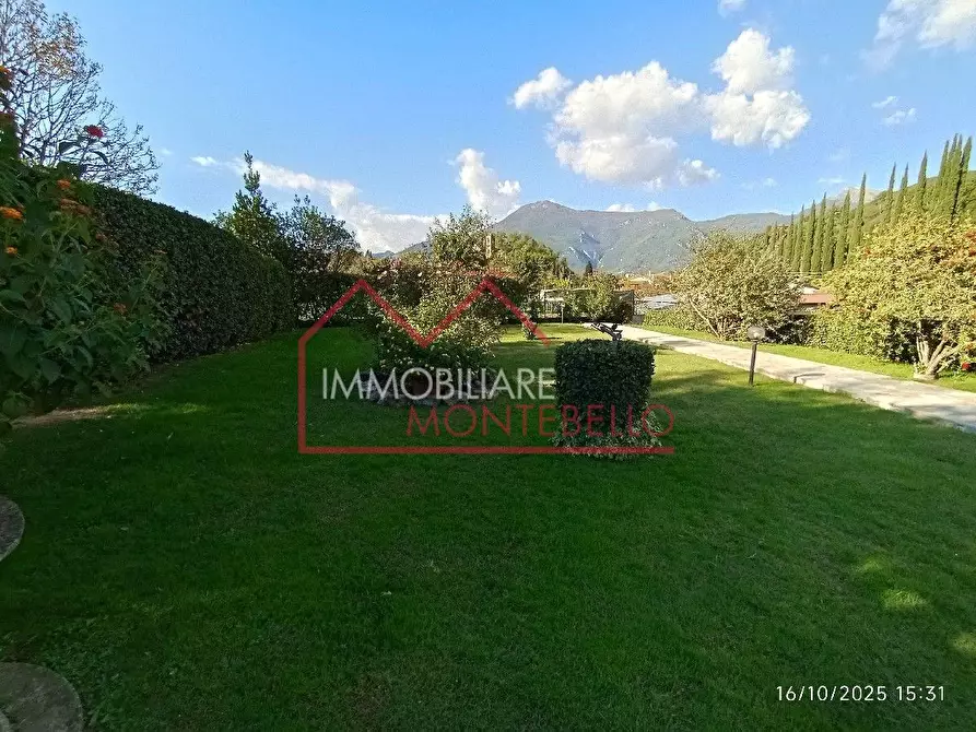 Immagine 28 di Villa in vendita  a Camaiore
