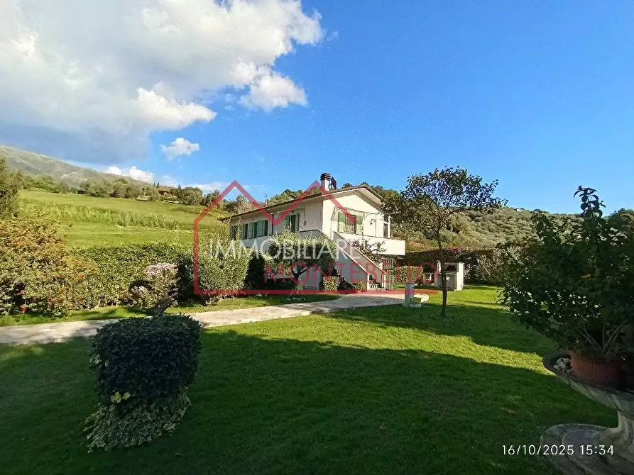 Immagine 41 di Villa in vendita  a Camaiore