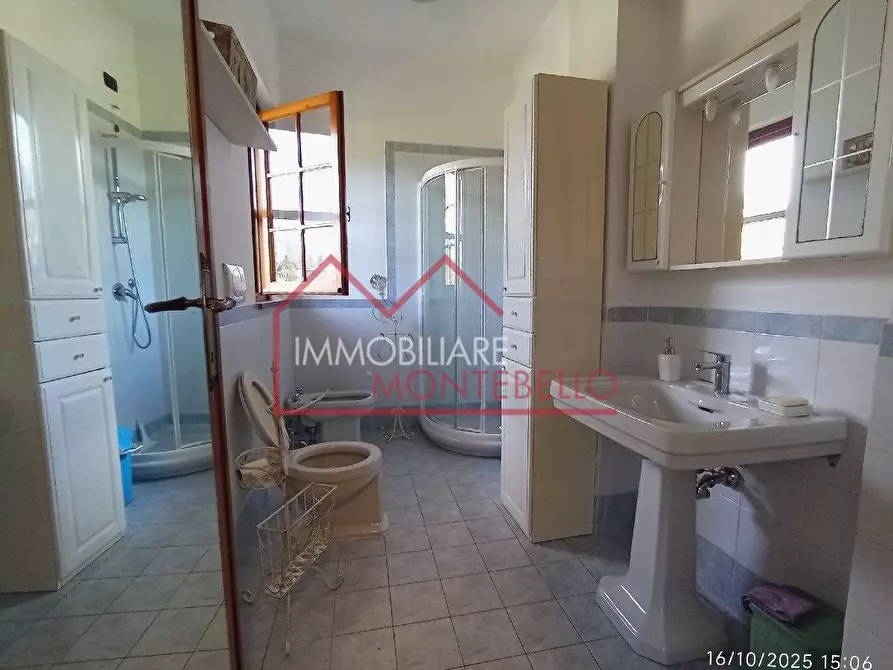 Immagine 8 di Villa in vendita  a Camaiore