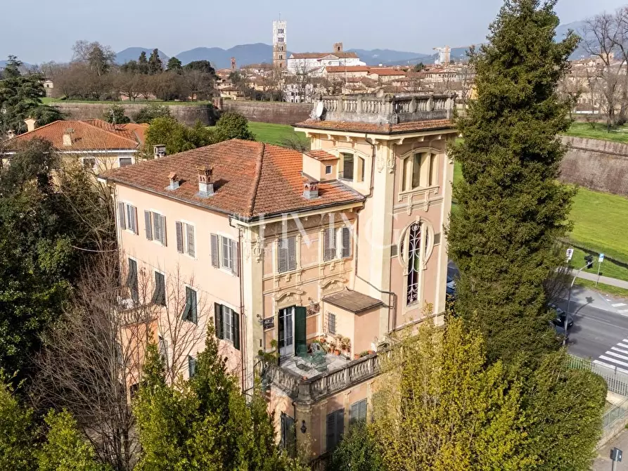 Immagine 38 di Appartamento in vendita  a Lucca