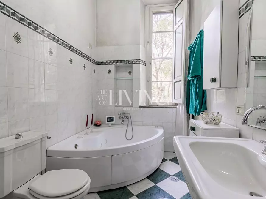 Immagine 19 di Appartamento in vendita  a Lucca